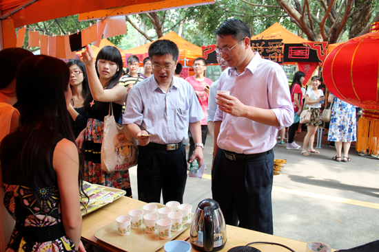 李和民与李江参观文化节摊位，品尝花茶