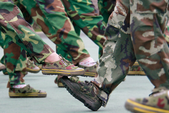 “动作要标准，脚再抬高点”