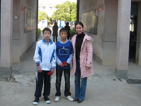 骆银花副书记代表商英学院党委为困难学生送上慰问品