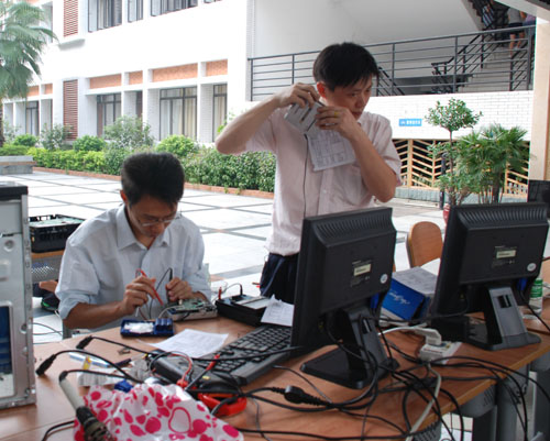 仔细修理电脑中