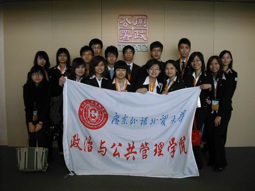 图为： 我院学子到廉政公署参观学习