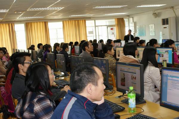 参训人员认真聆听