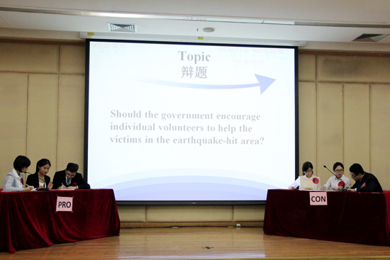 经过第一轮的激烈角逐，D组和F组同学进入“辩论赛”环节