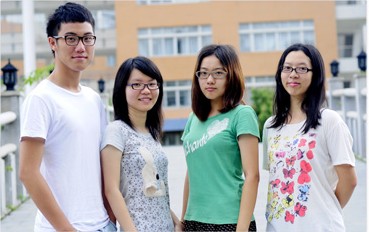 后台四人小组——从左至右为李梓枫、古怡欢、张沛、王智欣 后台四人小组——从左至右为李梓枫、古怡欢、张沛、王智欣