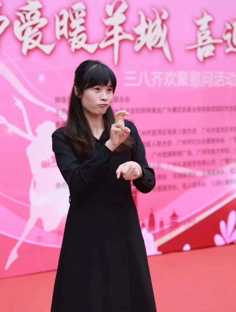 何敏颐担任手语志愿者照片2.jpg 伟德bv国际体育