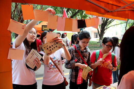 手工明信片摊位吸引了不少学生顾客驻足