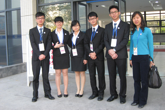 答辩结束后Halo团队与指导老师袁静合影