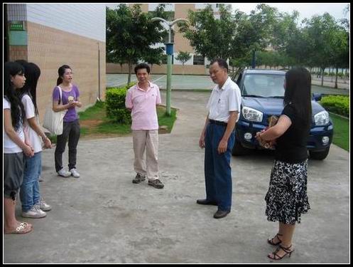 当地领导、老师到场慰问